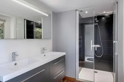 Salle de bains dans l'établissement Villa balnéaire pour 8 - 75m de la plage