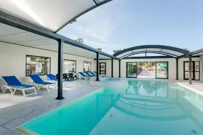 Piscine de l'établissement Camping Le California ou située à proximité