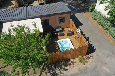 Piscine de l'établissement Camping Le California ou située à proximité