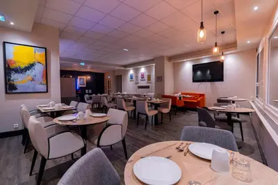Télévision ou salle de divertissement dans l'établissement Best Western Hotel De La Plage Saint Marc sur Mer