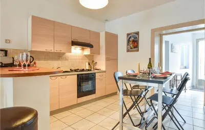 Cuisine ou kitchenette dans l'établissement 2 Bedroom Stunning Home In Apremont