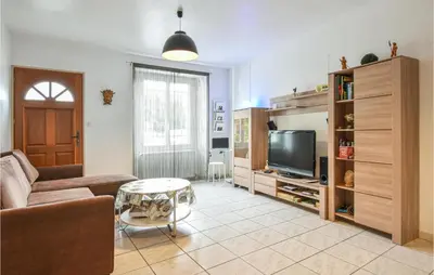 Télévision ou salle de divertissement dans l'établissement 2 Bedroom Stunning Home In Apremont