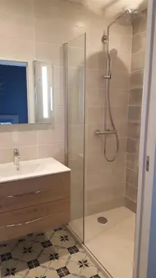 Salle de bains dans l'établissement Sous le chêne