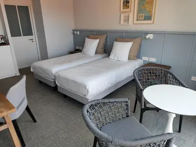 Un ou plusieurs lits dans un hébergement de l'établissement Eco-Domaine La Fontaine - HOTEL-SPA - 300 m Plage de la Fontaine aux Bretons