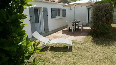 Jardin de l'établissement MAISON VENDEENNE PROCHE DE L OCEAN