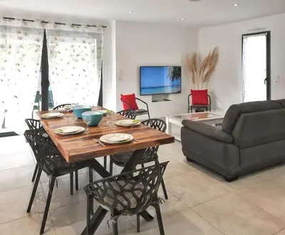 Télévision ou salle de divertissement dans l'établissement Villa avec piscine privée à Saint-Jean-de-Monts