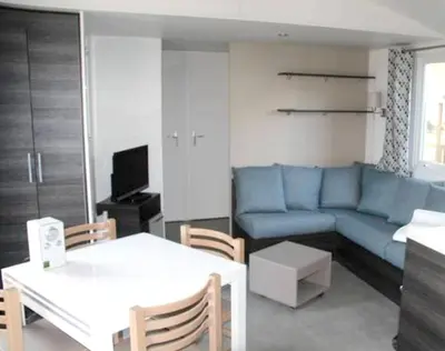 Coin salon dans l'établissement Mobil-home moderne à Saint-Jean-de-Monts avec piscine partagée