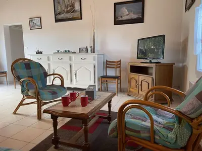 Télévision ou salle de divertissement dans l'établissement Maison avec jardin clos et terrasse, proche plage et commerces, 5 couchages, Noirmoutier-en-l'Île - FR-1-224B-83
