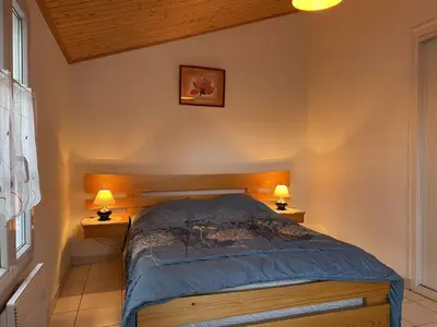 Un ou plusieurs lits dans un hébergement de l'établissement Maison avec jardin clos et terrasse, proche plage et commerces, 5 couchages, Noirmoutier-en-l'Île - FR-1-224B-83