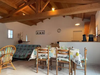 Coin salon dans l'établissement Maison avec jardin clos et terrasse, proche plage et commerces, 5 couchages, Noirmoutier-en-l'Île - FR-1-224B-83
