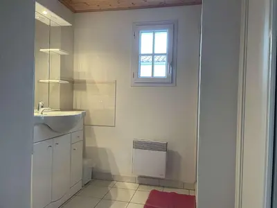 Salle de bains dans l'établissement Maison avec jardin clos et terrasse, proche plage et commerces, 5 couchages, Noirmoutier-en-l'Île - FR-1-224B-83