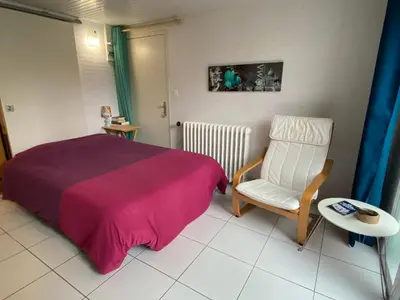 Un ou plusieurs lits dans un hébergement de l'établissement Charmant studio calme avec terasse & parking privé