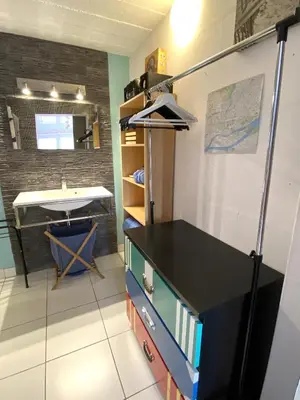 Cuisine ou kitchenette dans l'établissement Charmant studio calme avec terasse & parking privé