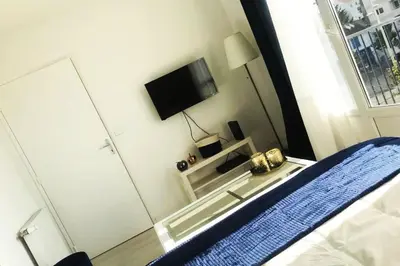 Télévision ou salle de divertissement dans l'établissement Tout en Élégance - Pont Rousseau (Nantes)