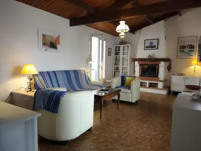 Coin salon dans l'établissement Maison 3 pièces avec véranda et jardin, à 300m de la plage - La Guérinière - FR-1-224B-98