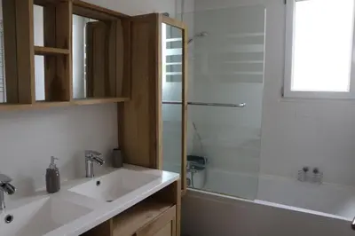 Salle de bains dans l'établissement Le Chant des Pierres - En Coeur de Ville