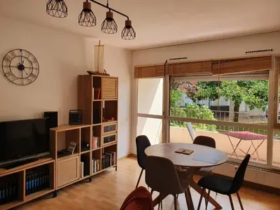 Télévision ou salle de divertissement dans l'établissement Les Petites Fontaines au cœur de la Doutre