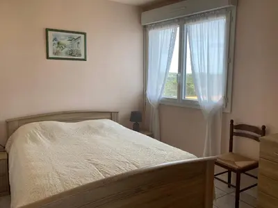 Un ou plusieurs lits dans un hébergement de l'établissement Appartement rénové 1 chambre au bord de mer avec garage - FR-1-323-32