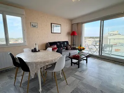 Coin salon dans l'établissement Appartement rénové 1 chambre au bord de mer avec garage - FR-1-323-32
