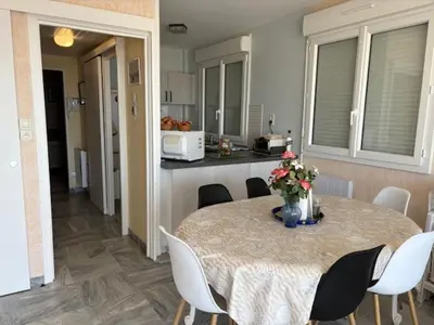 Cuisine ou kitchenette dans l'établissement Appartement rénové 1 chambre au bord de mer avec garage - FR-1-323-32