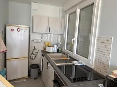 Cuisine ou kitchenette dans l'établissement Appartement rénové 1 chambre au bord de mer avec garage - FR-1-323-32