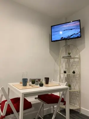 Télévision ou salle de divertissement dans l'établissement AZUR