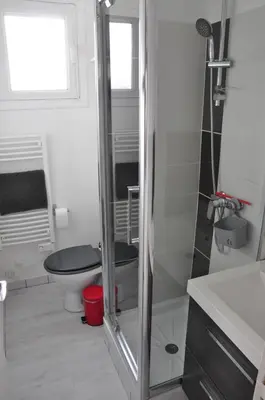 Salle de bains dans l'établissement Appartement cosy refait à neuf au coeur de Saint Nazaire à 300m du front de mer