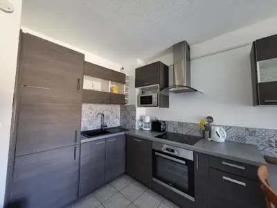 Cuisine ou kitchenette dans l'établissement Appartement T2 avec balcon, à 100m de la plage et proche des commerces à Saint-Brevin-les-Pins - FR-1-364-93