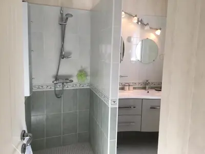 Salle de bains dans l'établissement Le Sableau