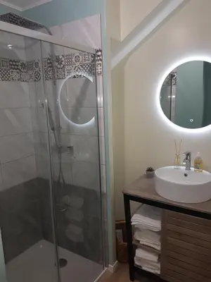 Salle de bains dans l'établissement Lucriolla