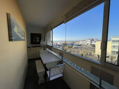 Télévision ou salle de divertissement dans l'établissement Appartement spacieux 4 pers, balcon, vue mer, proche plage, parking, ménage inclus - FR-1-224C-116
