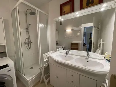 Salle de bains dans l'établissement Appartement spacieux 4 pers, balcon, vue mer, proche plage, parking, ménage inclus - FR-1-224C-116