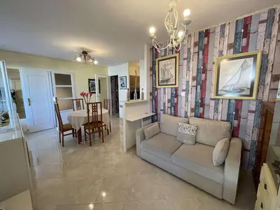 Coin salon dans l'établissement Appartement spacieux 4 pers, balcon, vue mer, proche plage, parking, ménage inclus - FR-1-224C-116