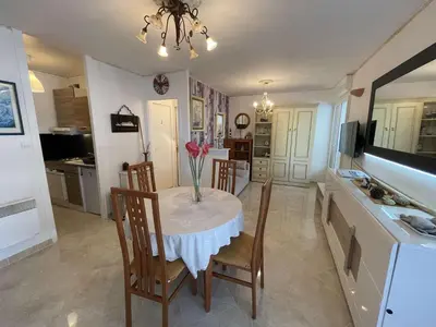 Cuisine ou kitchenette dans l'établissement Appartement spacieux 4 pers, balcon, vue mer, proche plage, parking, ménage inclus - FR-1-224C-116