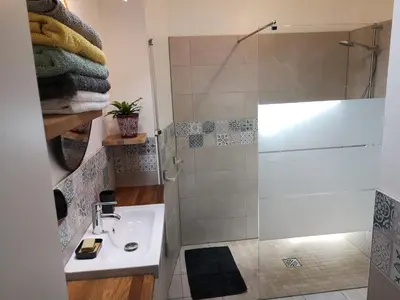Salle de bains dans l'établissement Gîte les genêts