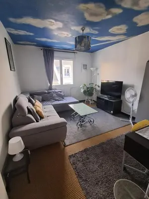 Coin salon dans l'établissement P'tite maison atypique avec terrasse