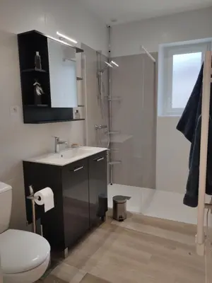 Salle de bains dans l'établissement AU GRENIER DE PAULINE