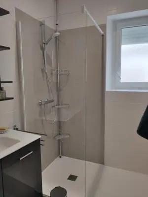 Salle de bains dans l'établissement AU GRENIER DE PAULINE