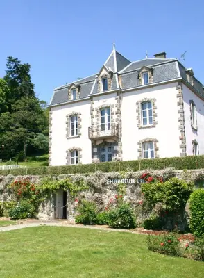 Jardin de l'établissement Maison d'hôtes et gîtes La Chouannerie à côté du parc du Puy duFou
