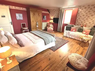 Un ou plusieurs lits dans un hébergement de l'établissement Maison d'hôtes et gîtes La Chouannerie à côté du parc du Puy duFou