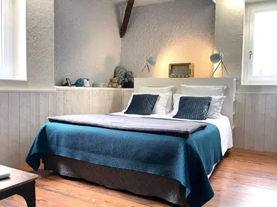 Un ou plusieurs lits dans un hébergement de l'établissement Maison d'hôtes et gîtes La Chouannerie à côté du parc du Puy duFou