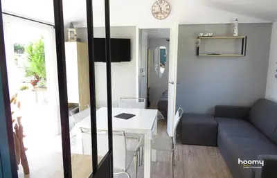 Télévision ou salle de divertissement dans l'établissement Résidence avec piscine, chalet pour 6