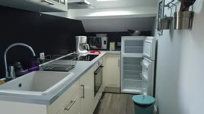 Cuisine ou kitchenette dans l'établissement Appartement cosy à quelques mètres de la plage