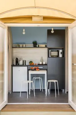 Cuisine ou kitchenette dans l'établissement AIRE NATURELLE CAMPING LA LOIRE FLEURIE