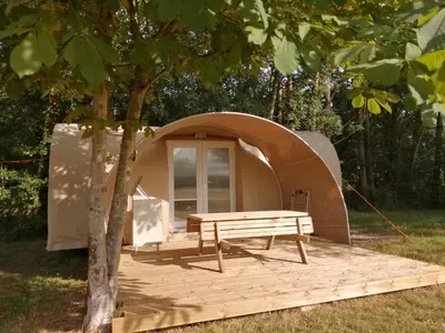 Jardin de l'établissement AIRE NATURELLE CAMPING LA LOIRE FLEURIE