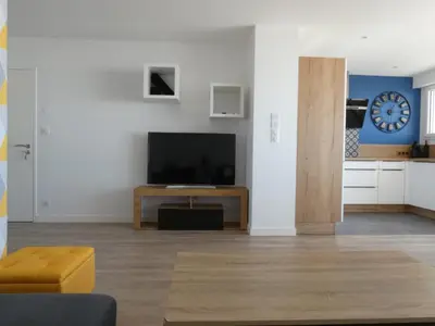 Télévision ou salle de divertissement dans l'établissement Appartement moderne 2 chambres, vue mer, rénové, 5 pers. - FR-1-323-230