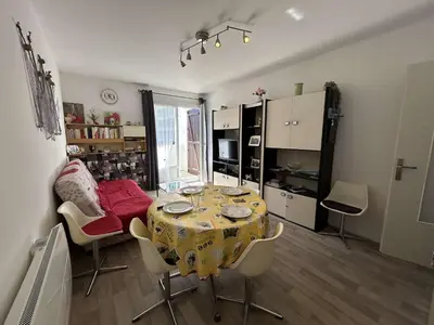 Cuisine ou kitchenette dans l'établissement Appartement 2 pièces avec balcon, proche plage et commerces - 4 couchages - FR-1-224C-129