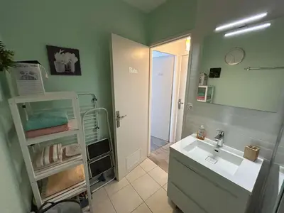 Salle de bains dans l'établissement Appartement 2 pièces avec balcon, proche plage et commerces - 4 couchages - FR-1-224C-129