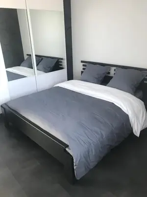 Un ou plusieurs lits dans un hébergement de l'établissement Jolie Maisonnette Studio