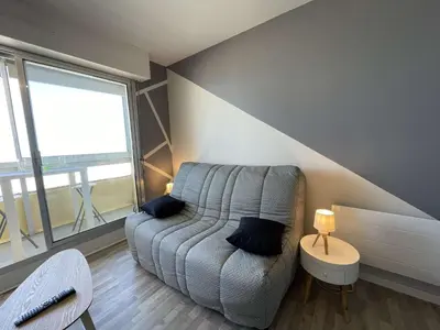 Coin salon dans l'établissement Studio rénové, 2 couchages, mer, commerces, 6e étage, TV, balcon, animaux admis - FR-1-224C-138